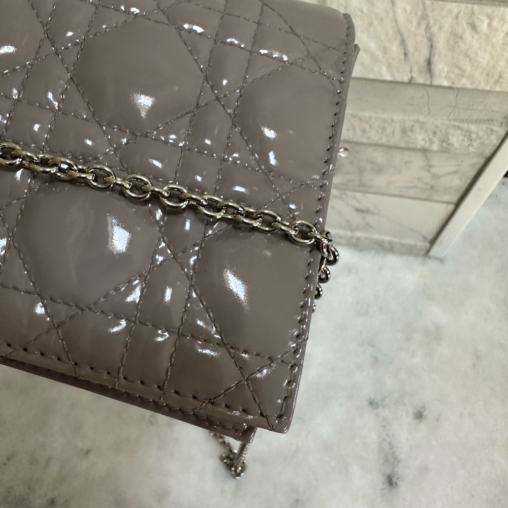 ❤️SOLD❤️Dior Clutch WOC on silver chain Gray/Lilac Neutral color patent - Picture 8 of 16